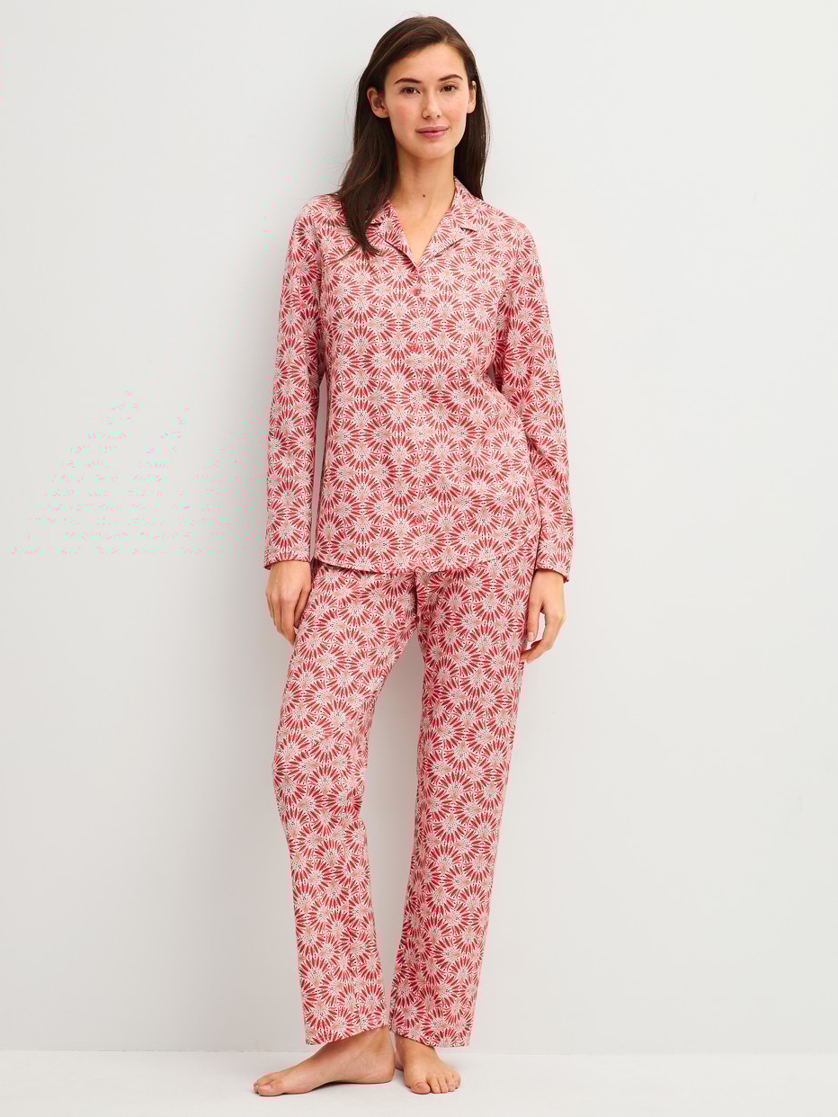 Damen-Model trägt Pyjama mit Knöpfen aus 100% Baumwolle in Rot, Gemustert aus Serie Cotton Special von CALIDA, Vorderansicht