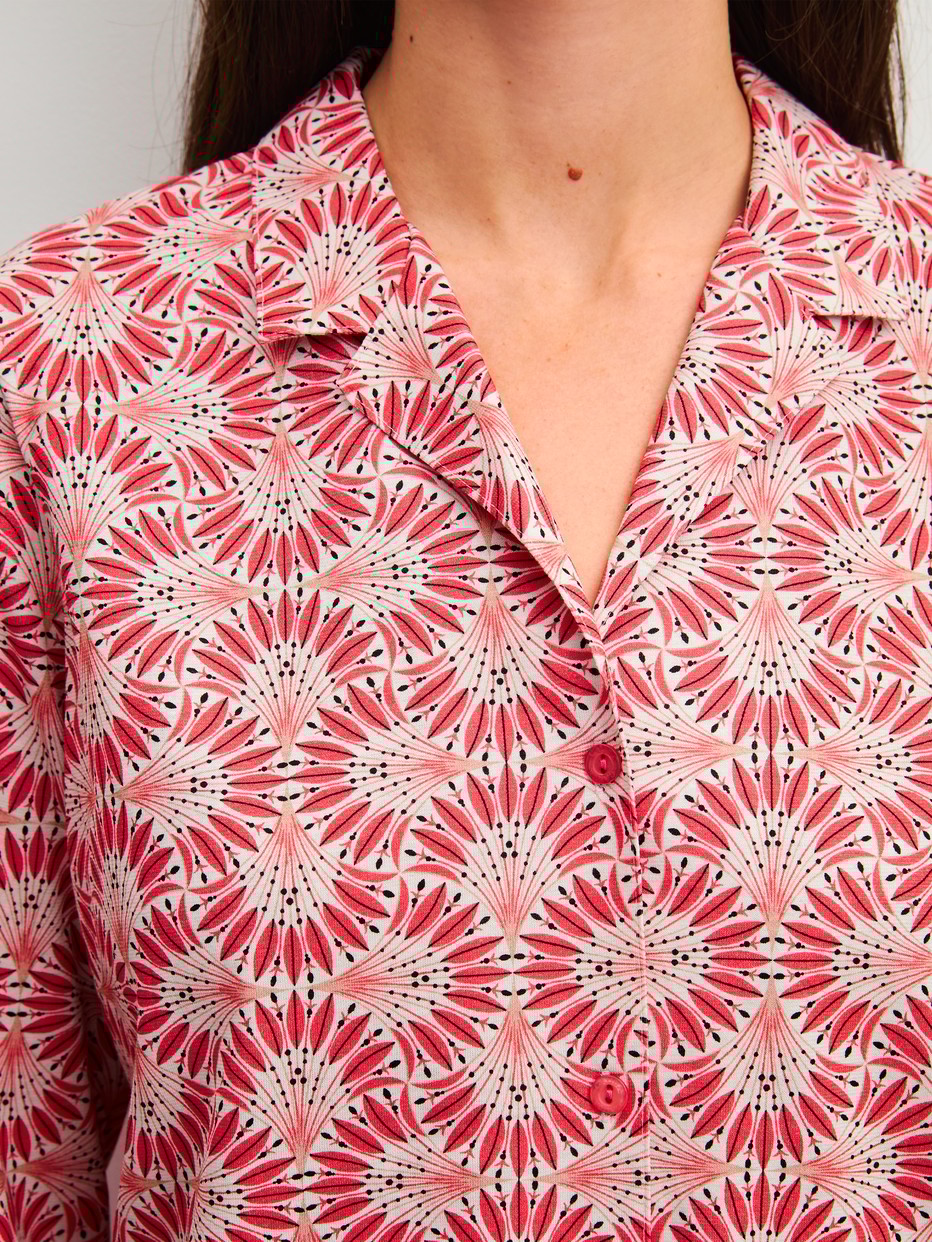 Damen-Model trägt Pyjama mit Knöpfen aus 100% Baumwolle in Rot, Gemustert aus Serie Cotton Special von CALIDA, Detail