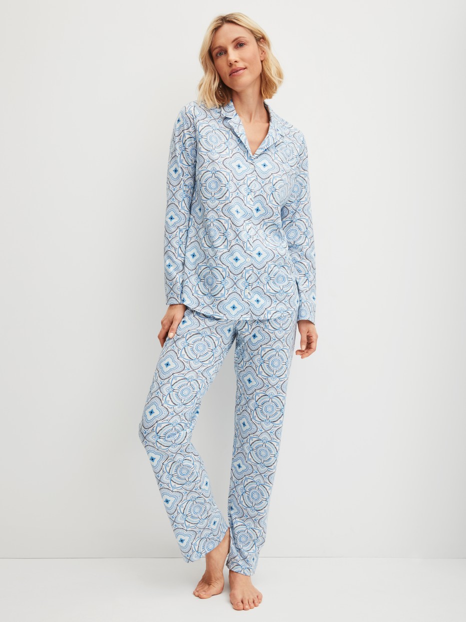 La modella / Il modello Donna indossa Pigiama con bottoni in 100% cotone di colore Blu, Modello, della serie Cotton Special di CALIDA, Vista frontale