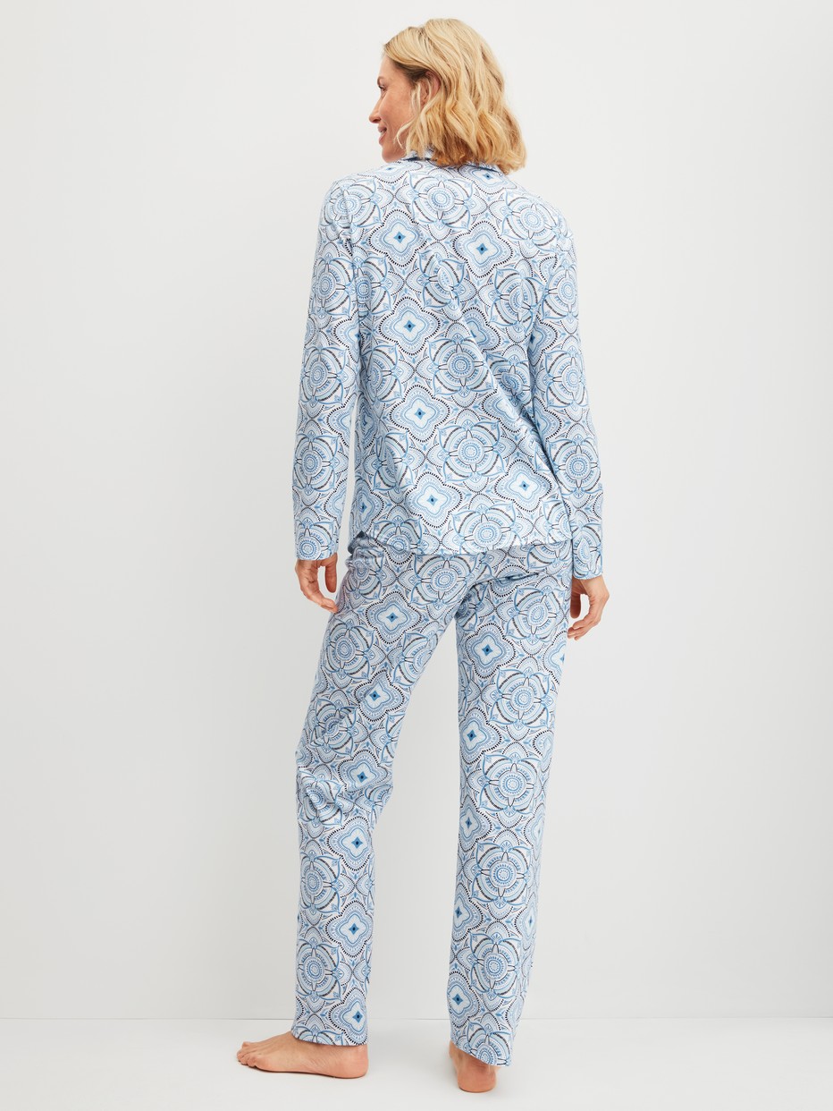 La modella / Il modello Donna indossa Pigiama con bottoni in 100% cotone di colore Blu, Modello, della serie Cotton Special di CALIDA, Vista posteriore