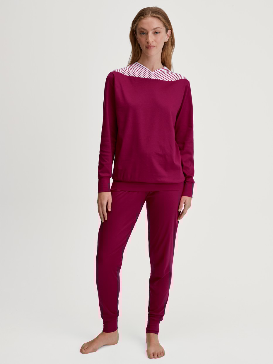 Damen-Model trägt Bündchen-Pyjama aus 100% Baumwolle in Rosa, Einfarbig aus Serie Soulmate von CALIDA, Vorderansicht