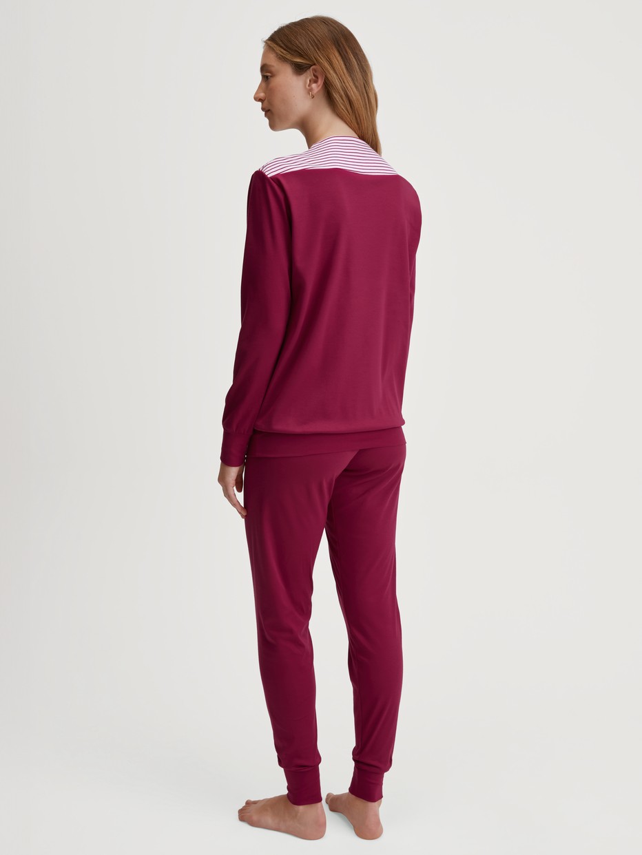 Damen-Model trägt Bündchen-Pyjama aus 100% Baumwolle in Rosa, Einfarbig aus Serie Soulmate von CALIDA, Rückansicht