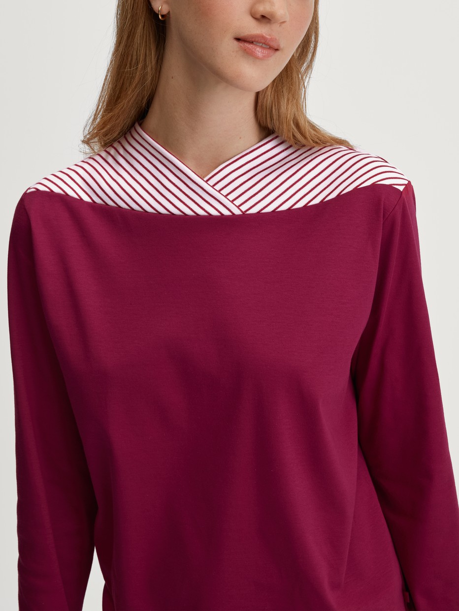 Damen-Model trägt Bündchen-Pyjama aus 100% Baumwolle in Rosa, Einfarbig aus Serie Soulmate von CALIDA, Detail