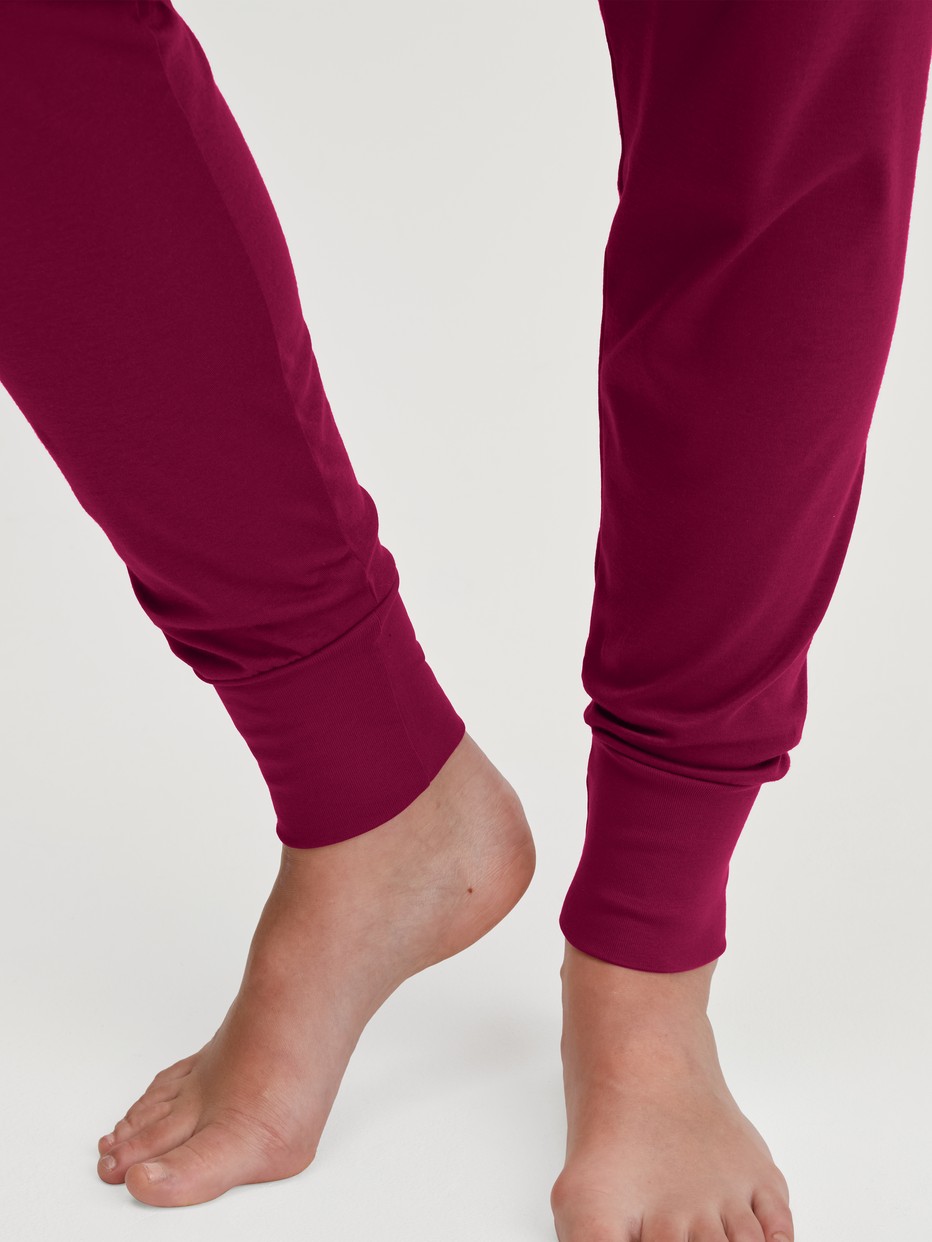Damen-Model trägt Bündchen-Pyjama aus 100% Baumwolle in Rosa, Einfarbig aus Serie Soulmate von CALIDA, Detail