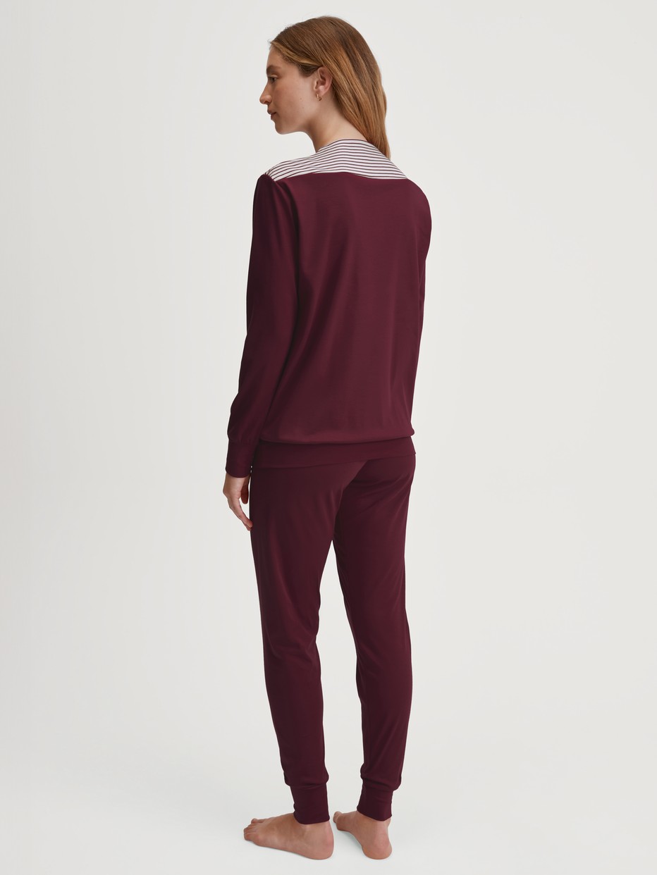 Damen-Model trägt Bündchen-Pyjama aus 100% Baumwolle in Rot, Gemustert aus Serie Season Special von CALIDA, Rückansicht