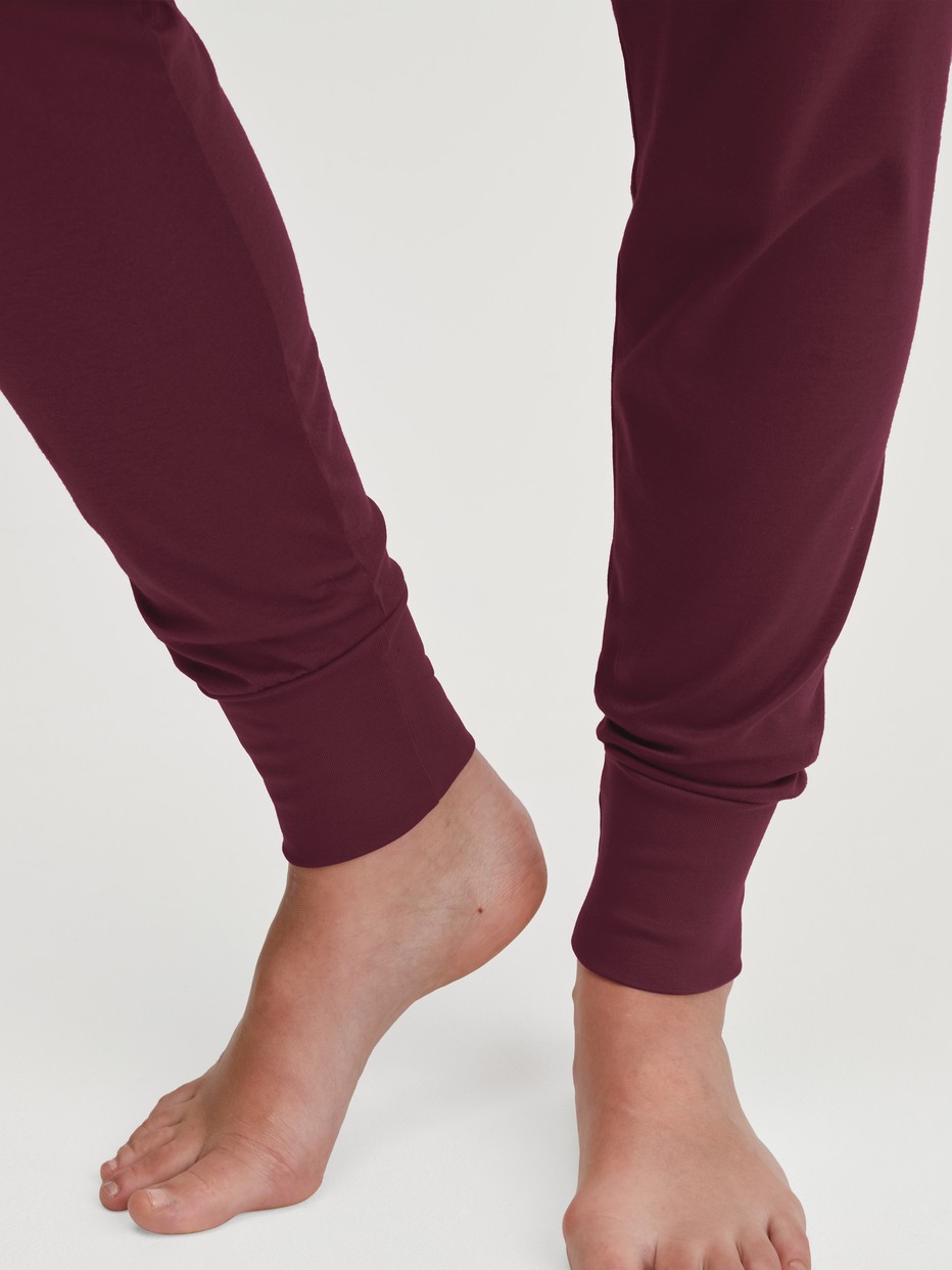 Damen-Model trägt Bündchen-Pyjama aus 100% Baumwolle in Rot, Gemustert aus Serie Season Special von CALIDA, Detail