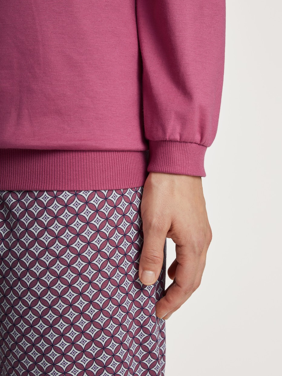 Damen-Model trägt Bündchen-Pyjama aus 100% Baumwolle in Violett, Motiv aus Serie Cotton Special von CALIDA, Detail