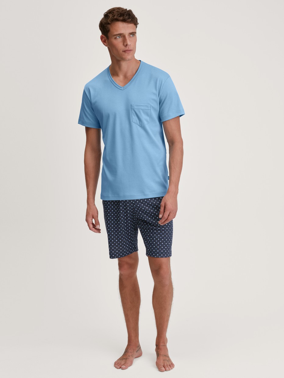 Men model is wearing Short pyjama made of 100% Cotton in Blue, Patterned from the Relax Streamline series by CALIDA, Front view