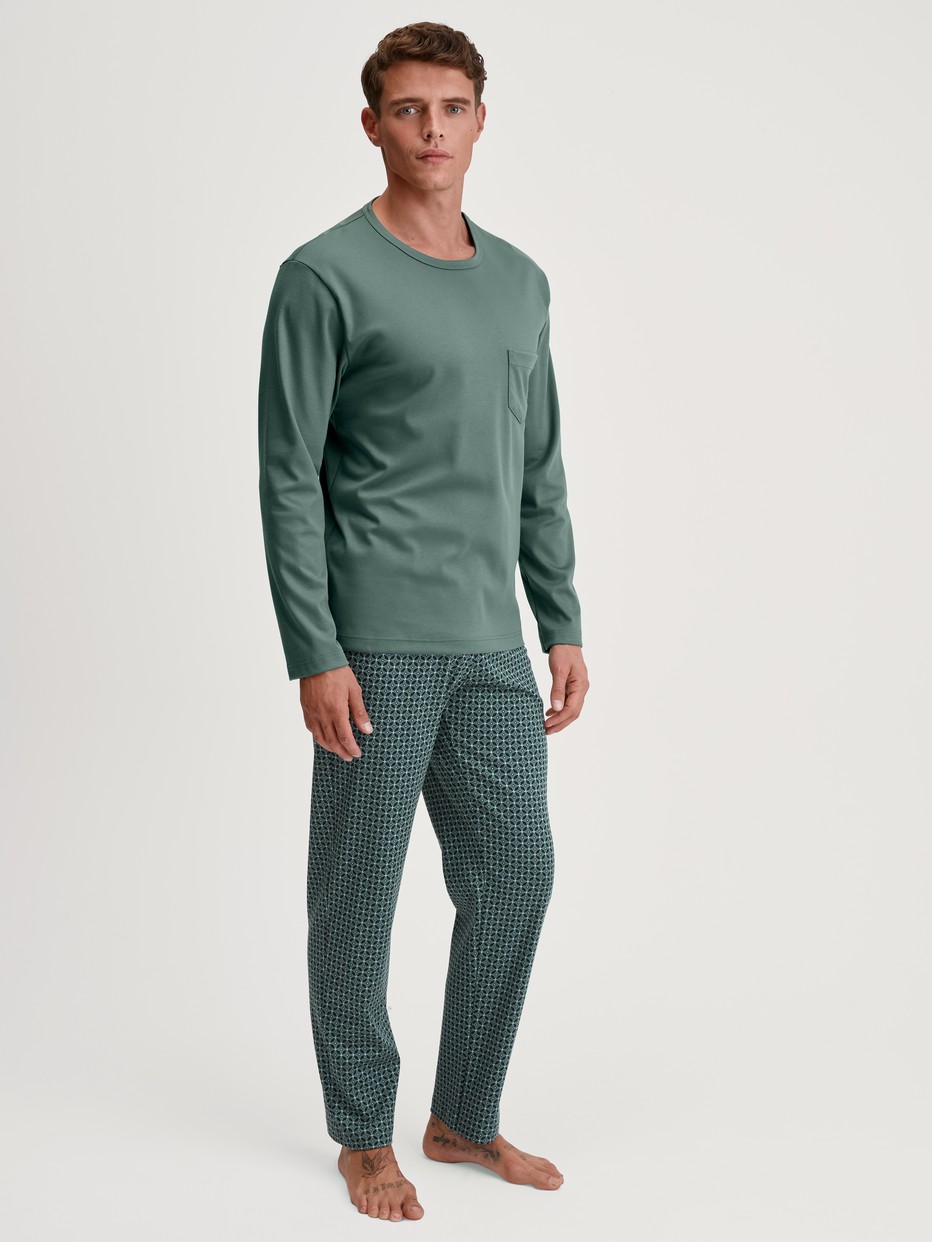 Herren-Model trägt Pyjama, lang aus 100% Baumwolle in Grün, Gemustert aus Serie Relax Comfy 3 von CALIDA, Vorderansicht