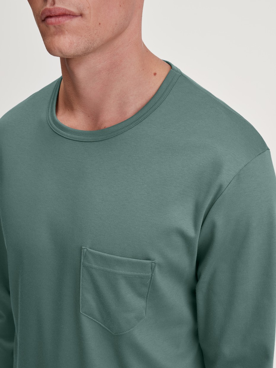 Herren-Model trägt Pyjama, lang aus 100% Baumwolle in Grün, Gemustert aus Serie Relax Comfy 3 von CALIDA, Detail