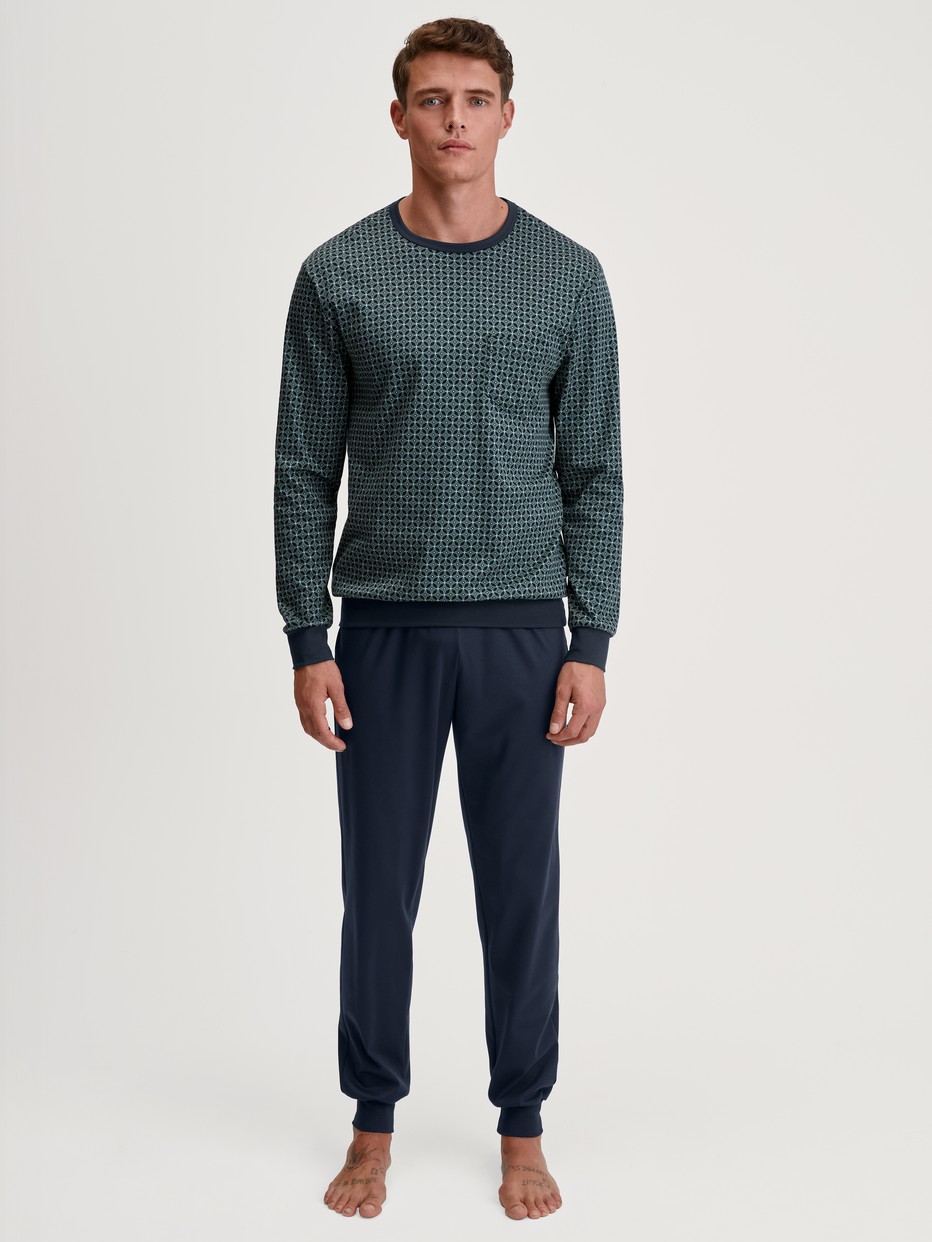 Herren-Model trägt Bündchen-Pyjama aus 100% Baumwolle in Grün, Gemustert aus Serie Relax Comfy 3 von CALIDA, Vorderansicht