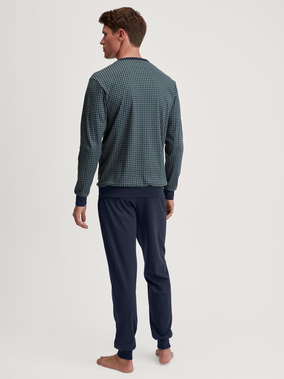 Herren-Model trägt Bündchen-Pyjama aus 100% Baumwolle in Grün, Gemustert aus Serie Relax Comfy 3 von CALIDA, Rückansicht