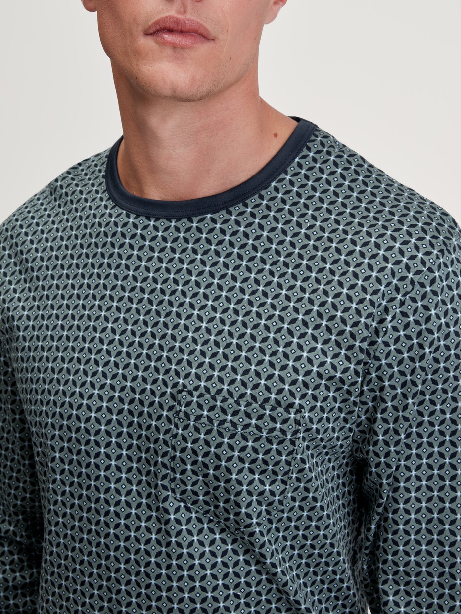 Herren-Model trägt Bündchen-Pyjama aus 100% Baumwolle in Grün, Gemustert aus Serie Relax Comfy 3 von CALIDA, Detail