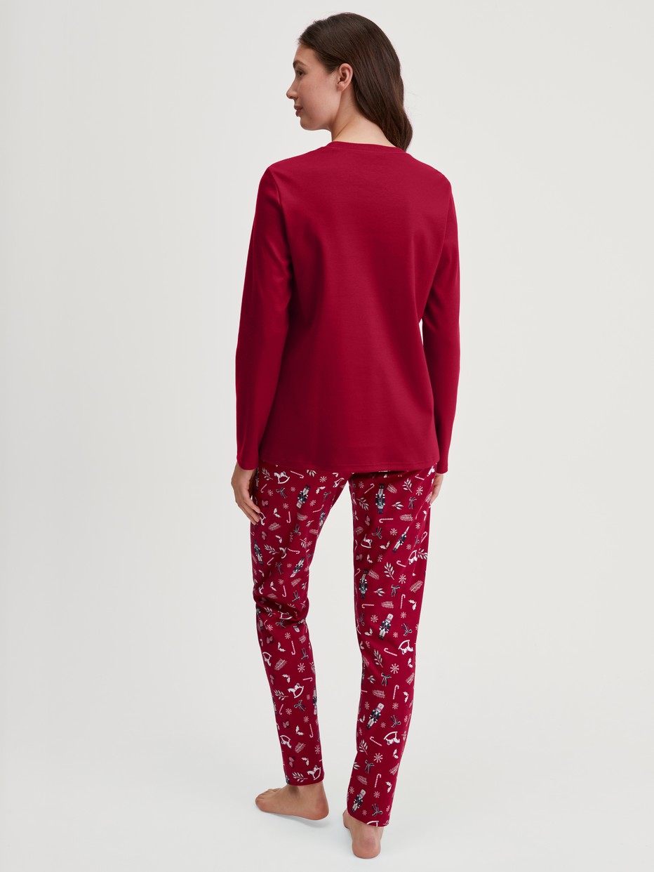 Damen-Model trägt Pyjama, lang aus 100% Baumwolle in Rot, Gemustert aus Serie Family & Friends von CALIDA, Rückansicht