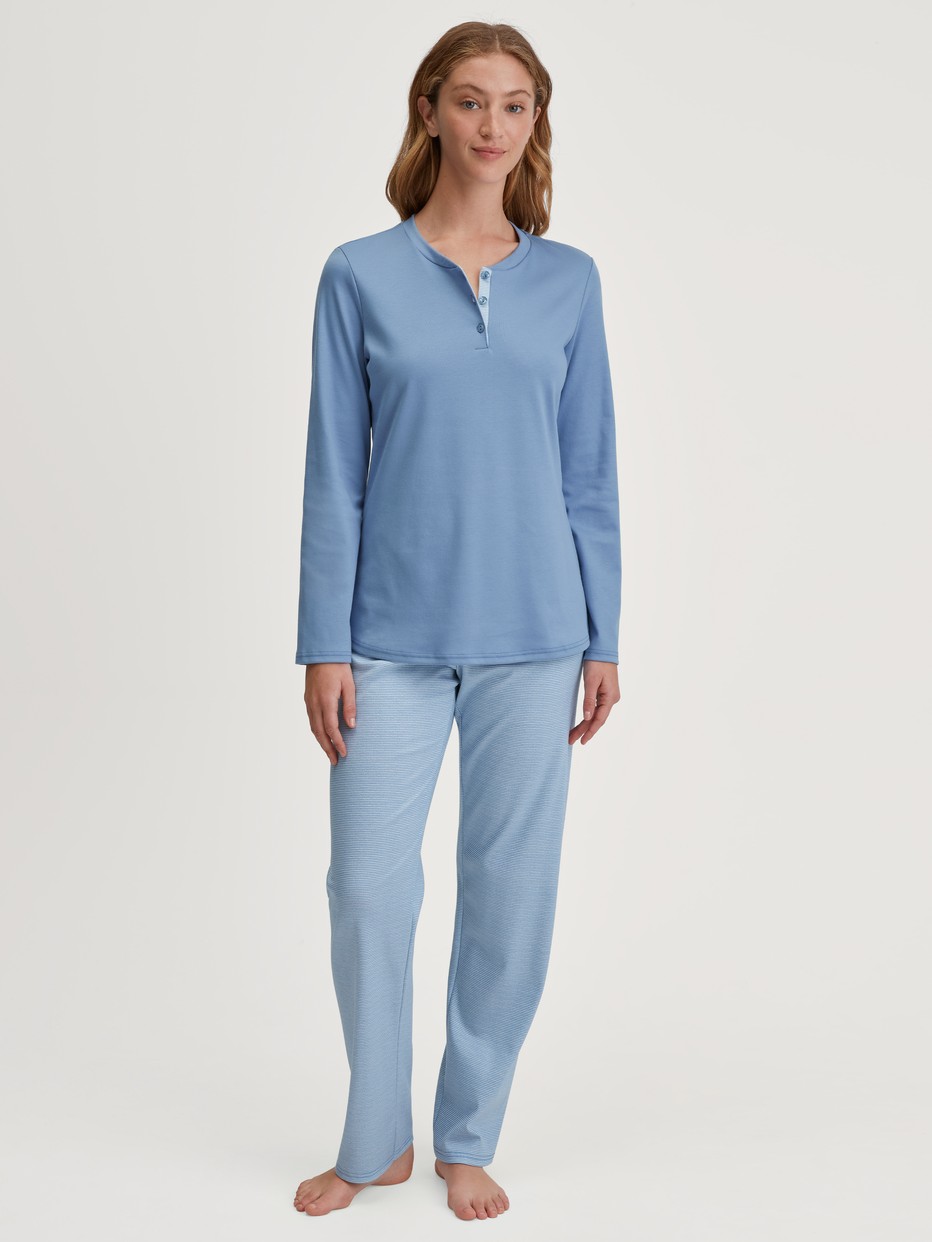 Damen-Model trägt Pyjama, lang aus 100% Baumwolle in Blau, Gestreift aus Serie Midnight Stripes von CALIDA, Vorderansicht