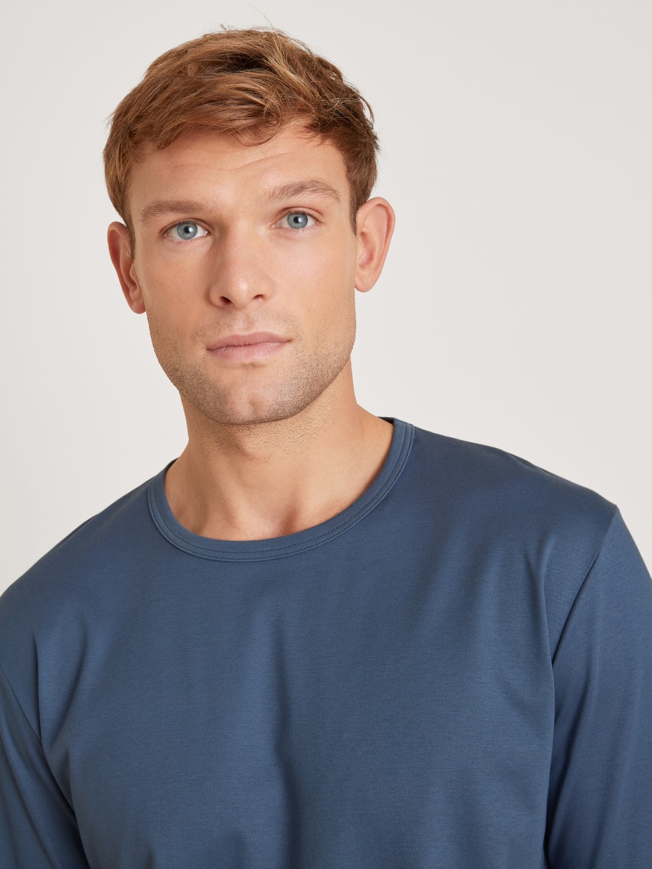 Le mannequin Homme porte le/la Pyjama en 100% coton de couleur Bleu, Motif, de la série Relax Enjoy de CALIDA, Détail