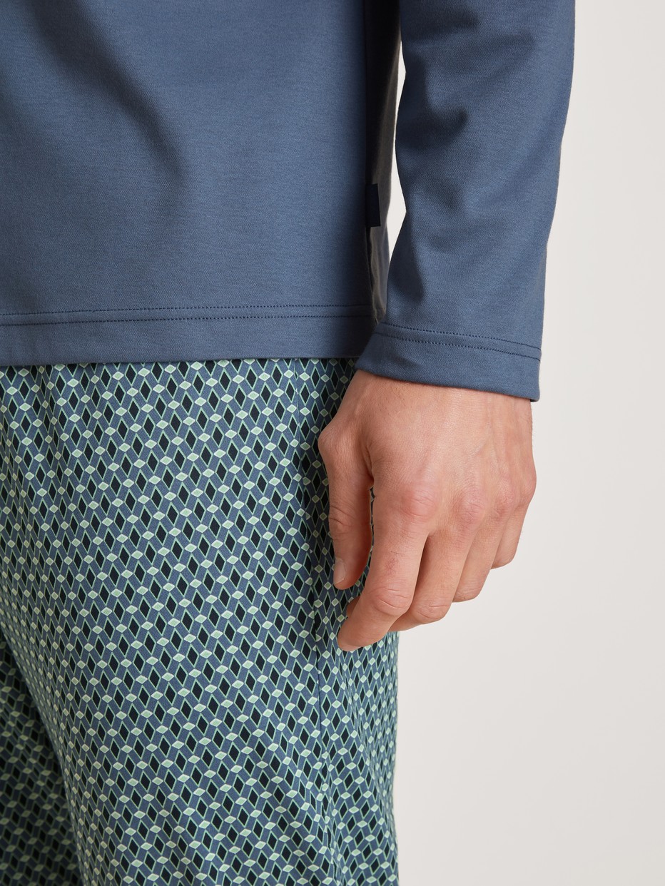 Le mannequin Homme porte le/la Pyjama en 100% coton de couleur Bleu, Motif, de la série Relax Enjoy de CALIDA, Détail