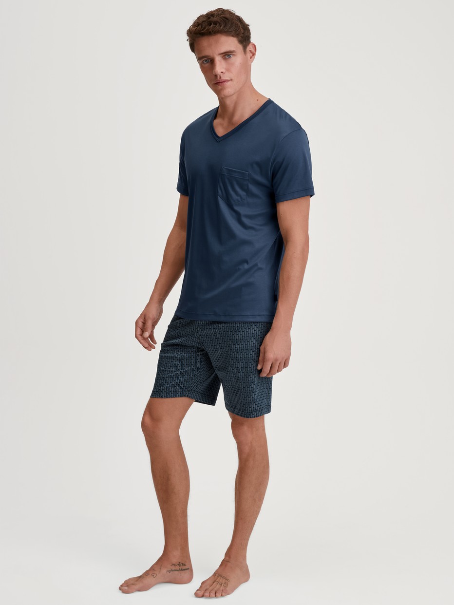 Le mannequin Homme porte le/la Pyjama court en Coton de couleur Bleu, Unicolore, de la série Relax Superlight de CALIDA, Vue de face