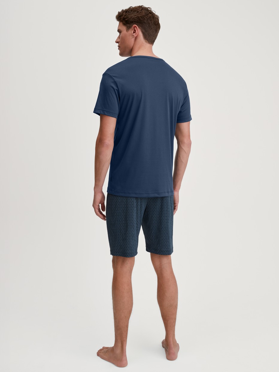Le mannequin Homme porte le/la Pyjama court en Coton de couleur Bleu, Unicolore, de la série Relax Superlight de CALIDA, Vue arrière
