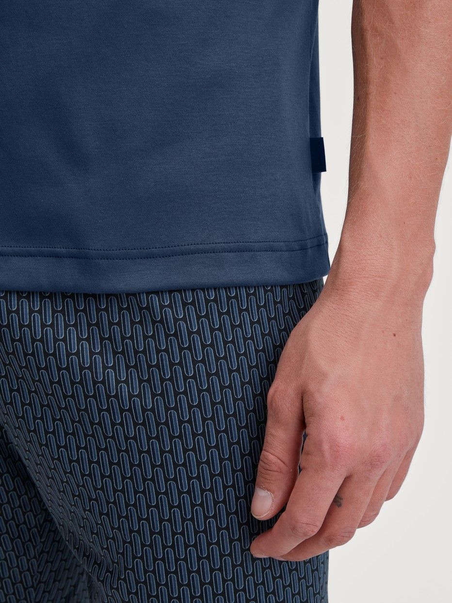 Le mannequin Homme porte le/la Pyjama court en Coton de couleur Bleu, Unicolore, de la série Relax Superlight de CALIDA, Détail