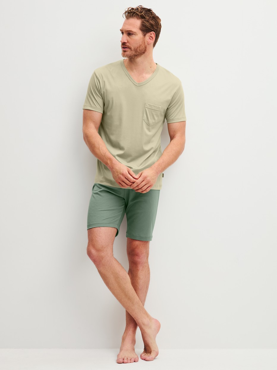 Men model is wearing Short pyjamas made of Cotton in Green, Unicoloured from the Relax Superlight series by CALIDA, Front view