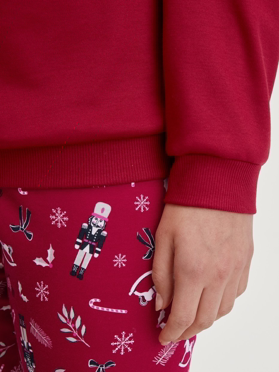 Damen-Model trägt Bündchen-Pyjama aus 100% Baumwolle in Rot, Gemustert aus Serie Family & Friends von CALIDA, Detail