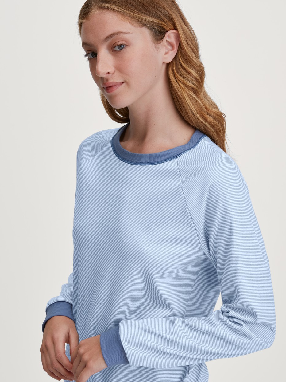 Damen-Model trägt Bündchen-Pyjama aus 100% Baumwolle in Blau, Gestreift aus Serie Midnight Stripes von CALIDA, Detail