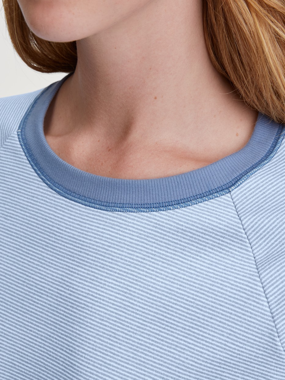 Damen-Model trägt Bündchen-Pyjama aus 100% Baumwolle in Blau, Gestreift aus Serie Midnight Stripes von CALIDA, Detail