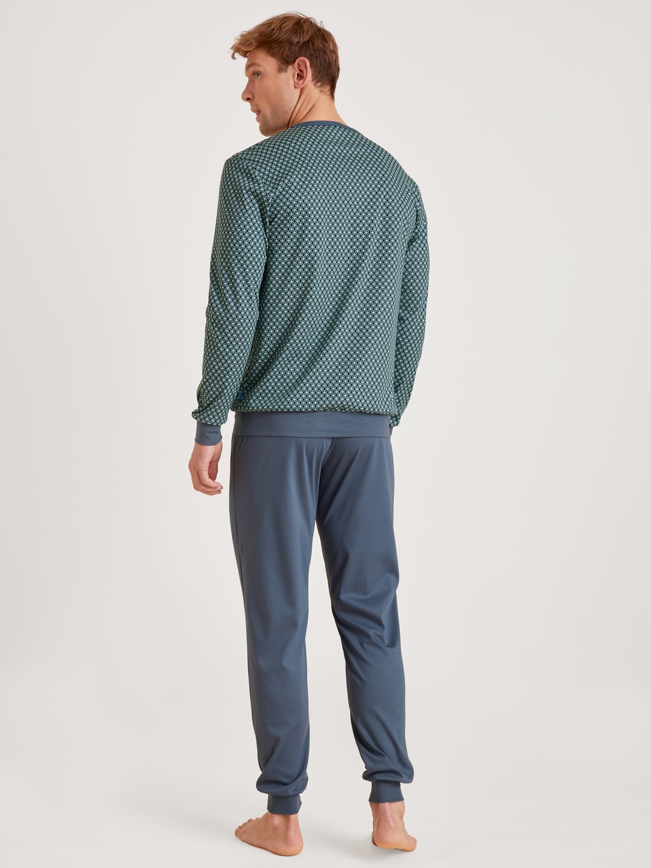 Herren-Model trägt Bündchen-Pyjama aus 100% Baumwolle in Blau, Motiv aus Serie Relax Enjoy von CALIDA, Rückansicht