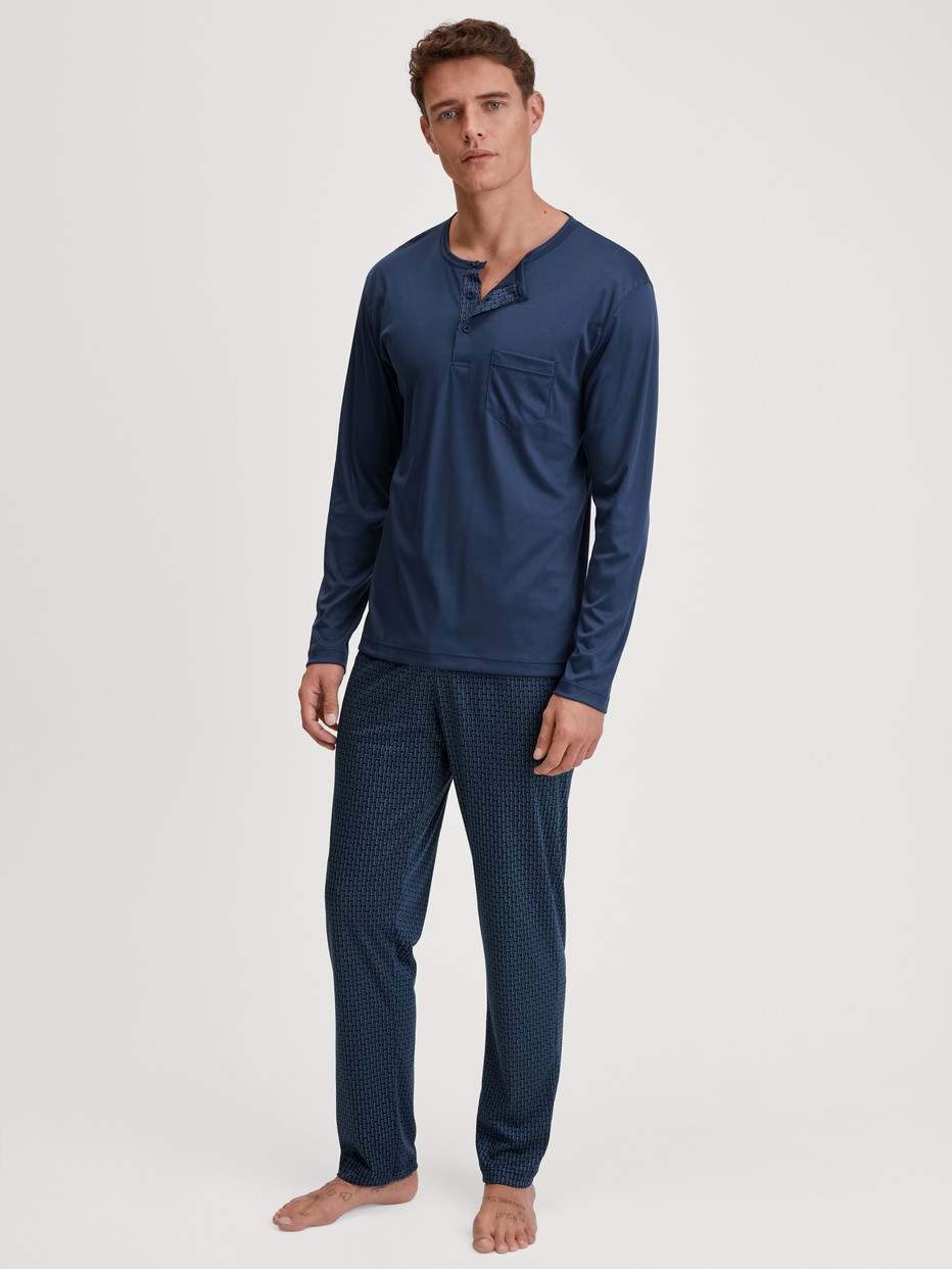 Le mannequin Homme porte le/la Pyjama, longue en Coton de couleur Bleu, Unicolore, de la série Relax Superlight de CALIDA, Vue de face