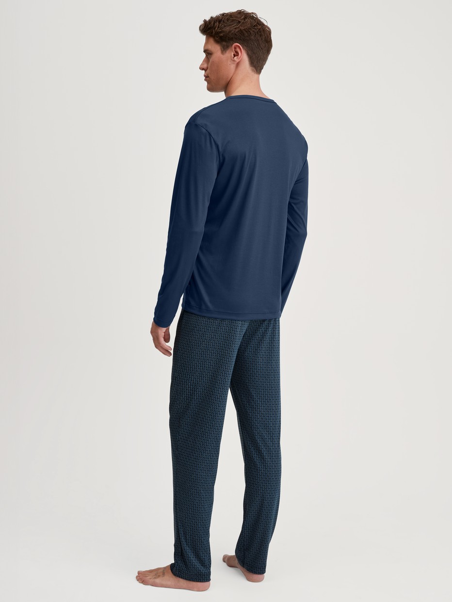 Le mannequin Homme porte le/la Pyjama, longue en Coton de couleur Bleu, Unicolore, de la série Relax Superlight de CALIDA, Vue arrière