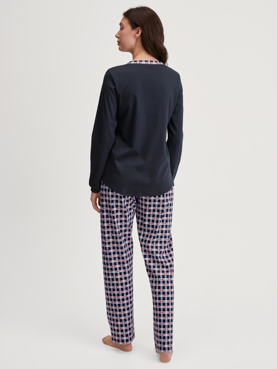 Damen-Model trägt Pyjama, lang aus 100% Baumwolle in Blau, Kariert aus Serie Family & Friends von CALIDA, Rückansicht