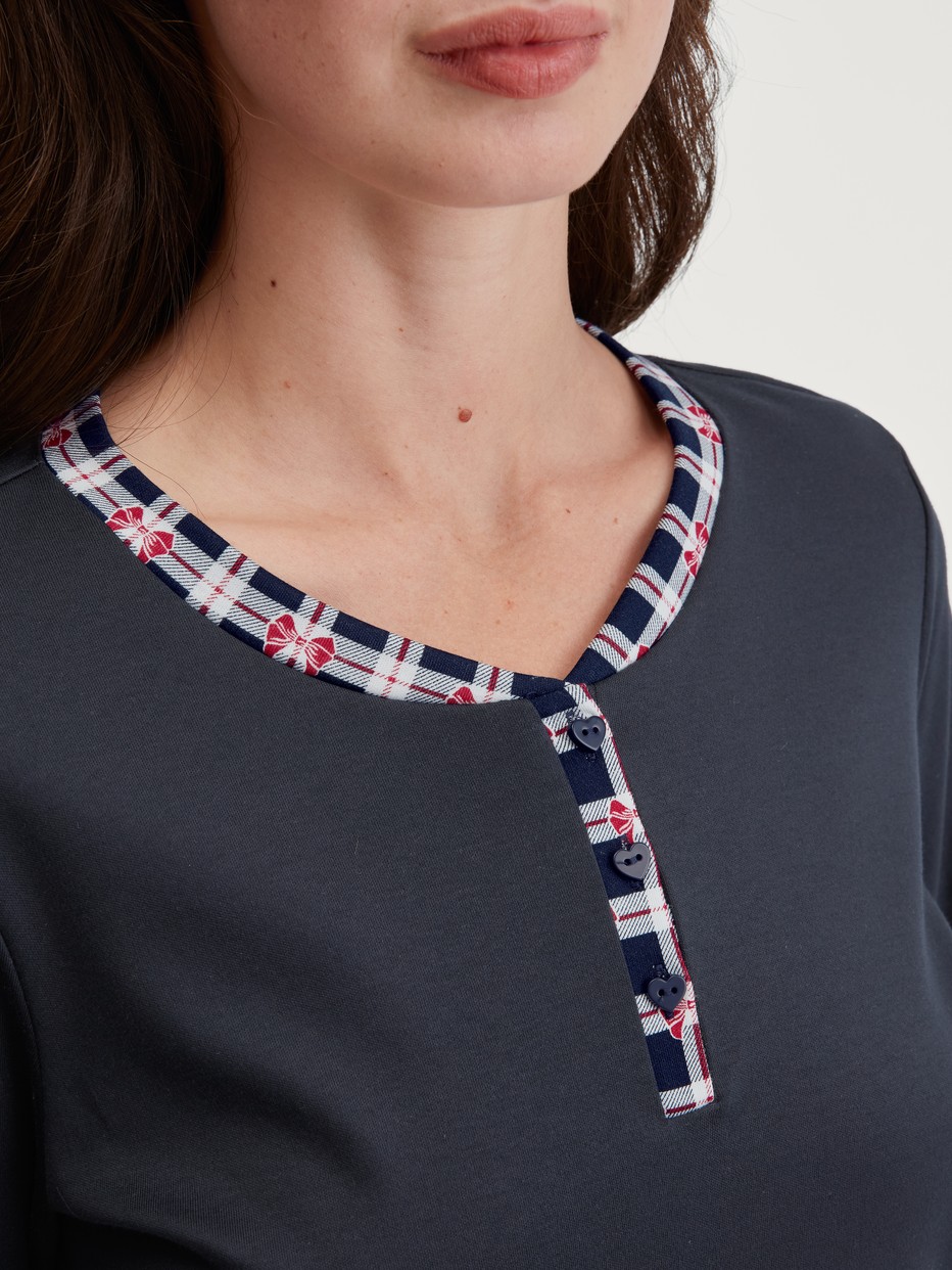 Damen-Model trägt Pyjama, lang aus 100% Baumwolle in Blau, Kariert aus Serie Family & Friends von CALIDA, Detail