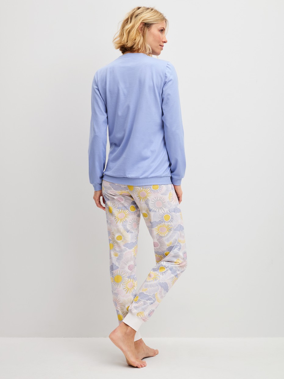 Damen-Model trägt Bündchen-Pyjama aus 100% Baumwolle in Blau, Gemustert aus Serie EDITION 85 von CALIDA, Rückansicht