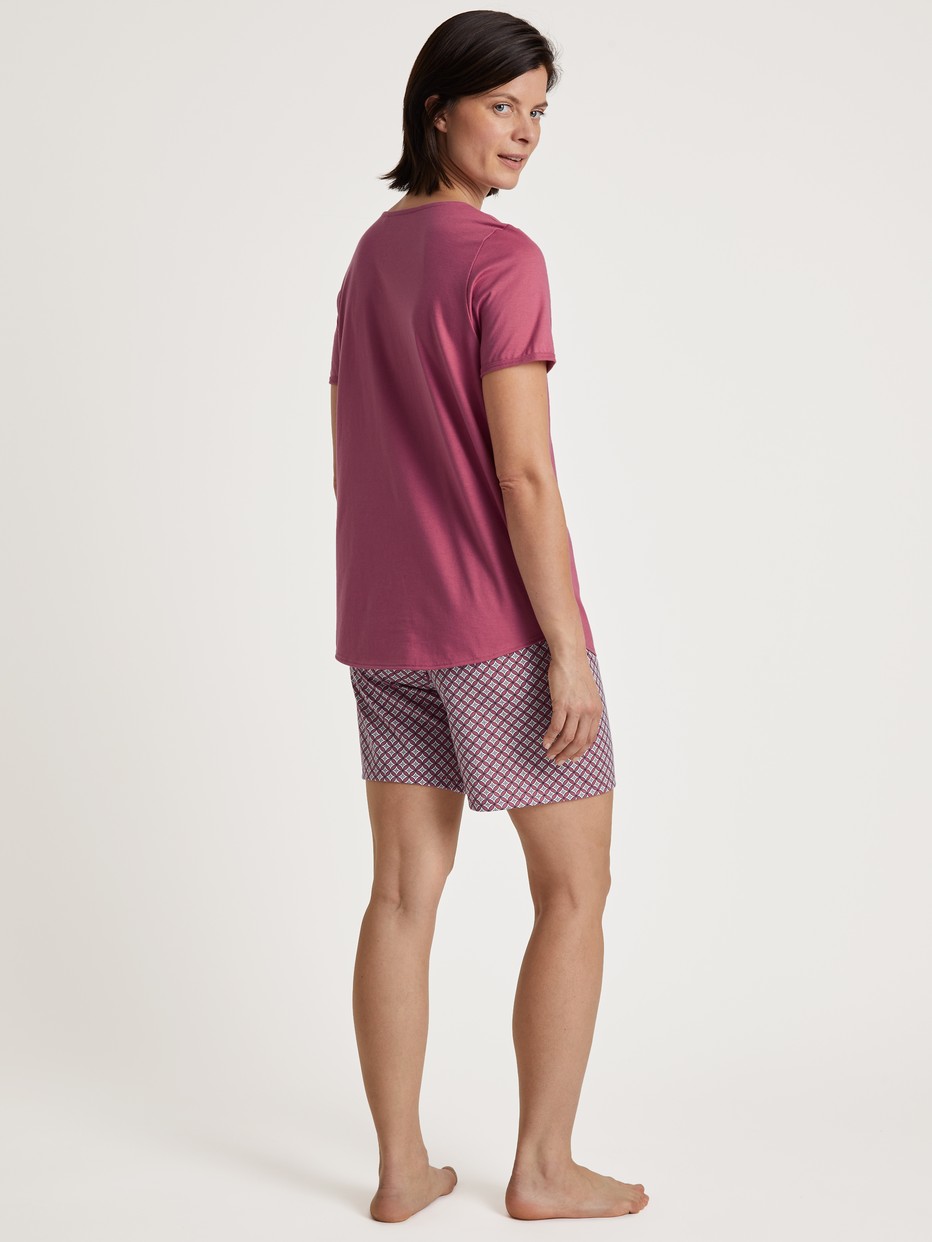 Le mannequin Femme porte le/la Pyjama court en 100% coton de couleur Violet, Motif, de la série Cotton Special de CALIDA, Vue arrière