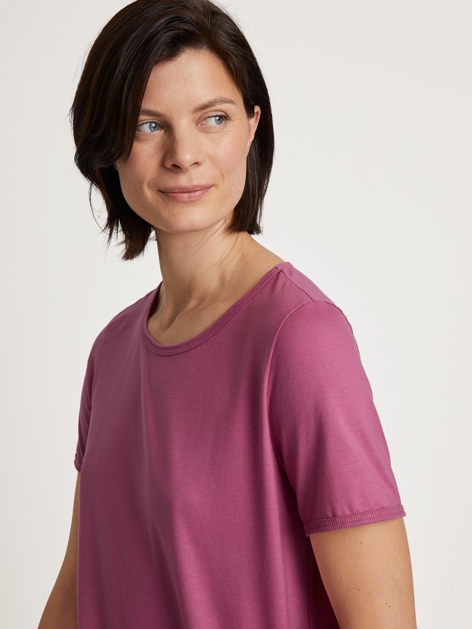 Le mannequin Femme porte le/la Pyjama court en 100% coton de couleur Violet, Motif, de la série Cotton Special de CALIDA, Vue de face, Tenue