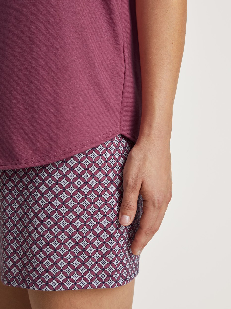 Le mannequin Femme porte le/la Pyjama court en 100% coton de couleur Violet, Motif, de la série Cotton Special de CALIDA, Détail