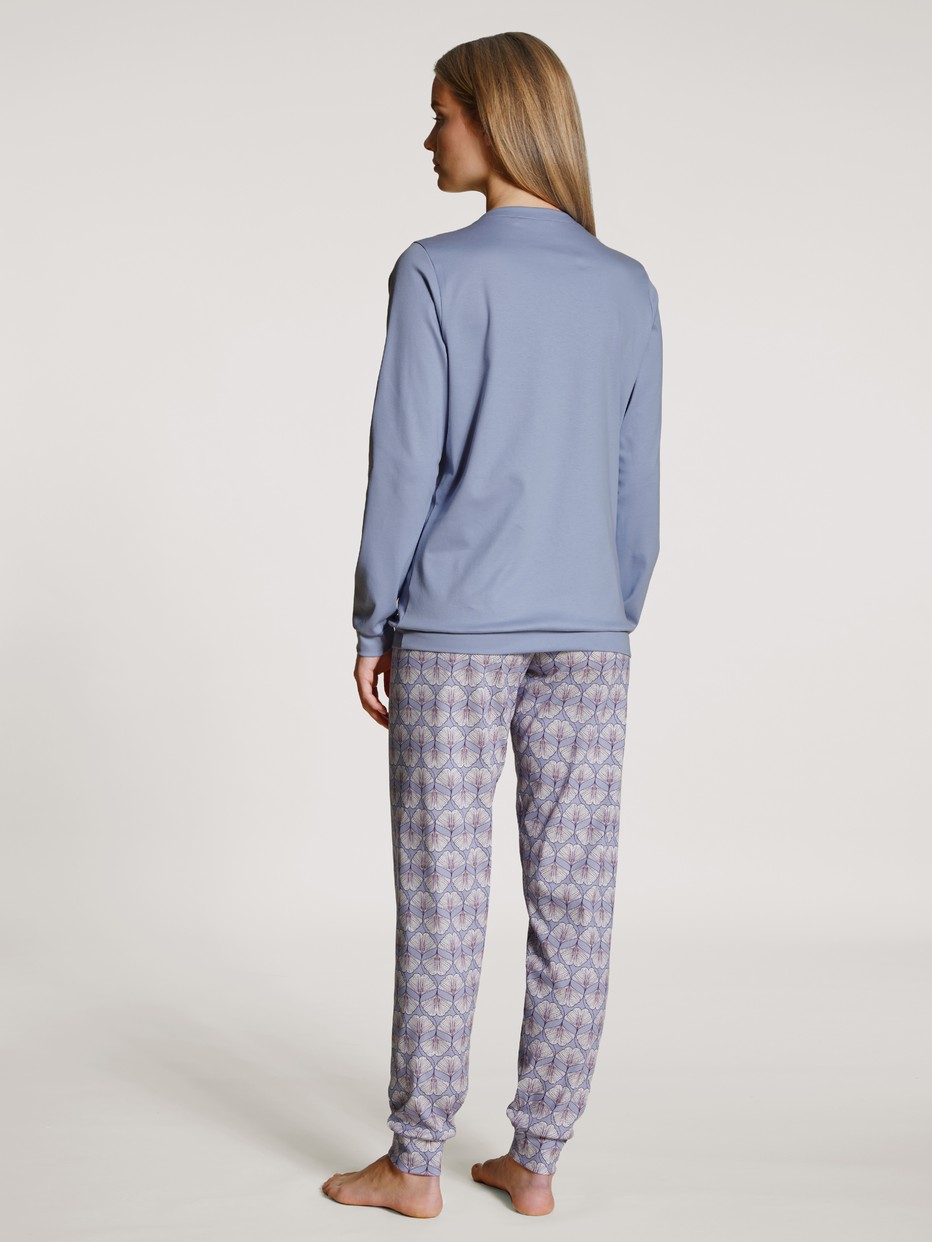 Damen-Model trägt Bündchen-Pyjama aus 100% Baumwolle in Violett, Gemustert aus Serie Nightwear Xtra von CALIDA, Rückansicht