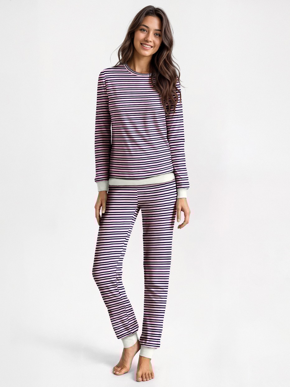 Damen-Model trägt Bündchen-Pyjama aus 100% Baumwolle in Blau, Gestreift aus Serie Nightwear Xtra von CALIDA, Vorderansicht