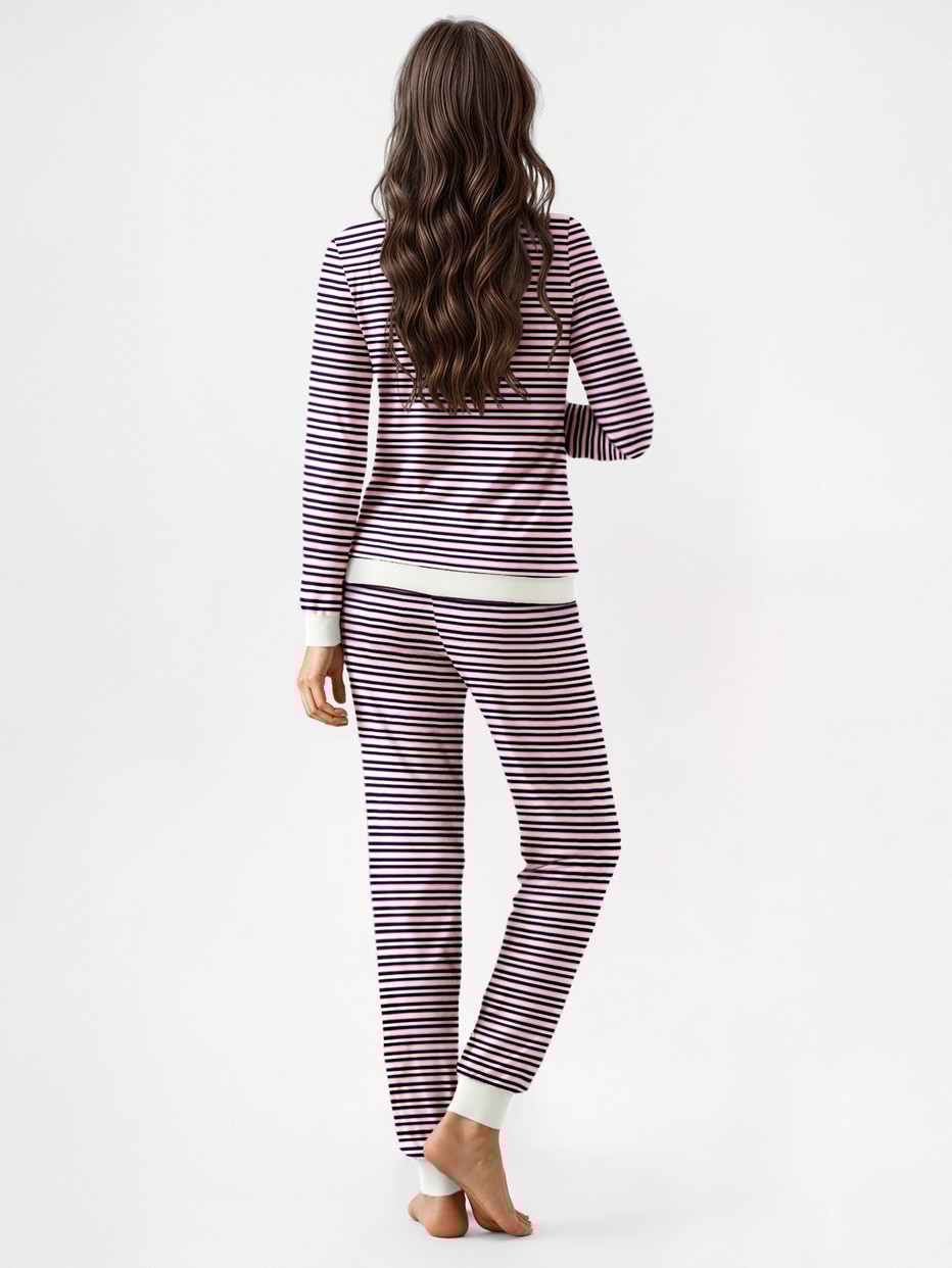 Damen-Model trägt Bündchen-Pyjama aus 100% Baumwolle in Blau, Gestreift aus Serie Nightwear Xtra von CALIDA, Rückansicht