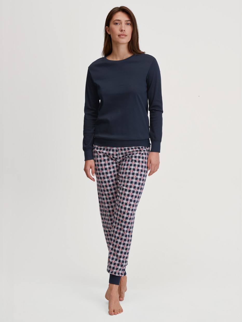 Damen-Model trägt Bündchen-Pyjama aus 100% Baumwolle in Blau, Kariert aus Serie Family & Friends von CALIDA, Vorderansicht