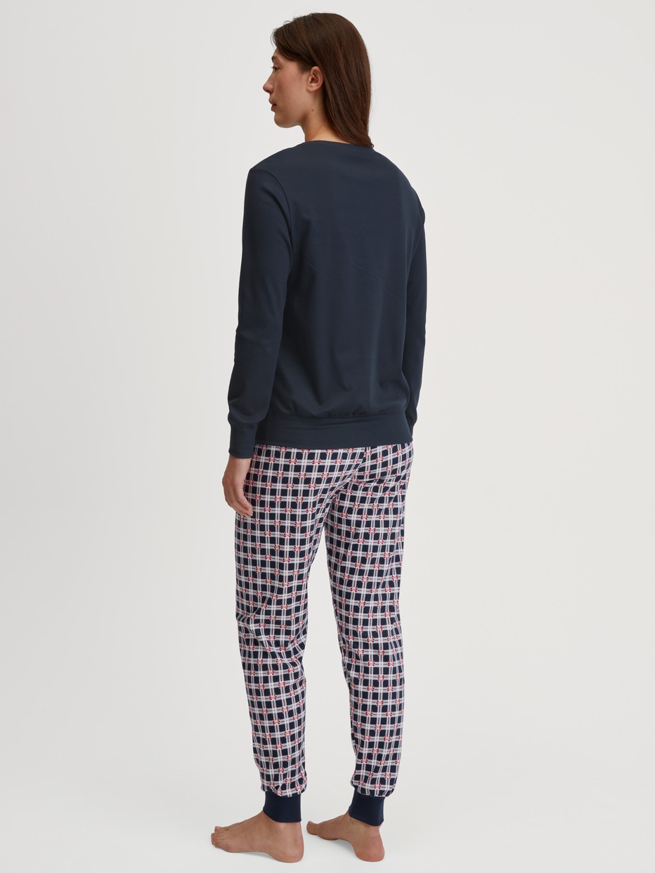 Damen-Model trägt Bündchen-Pyjama aus 100% Baumwolle in Blau, Kariert aus Serie Family & Friends von CALIDA, Rückansicht