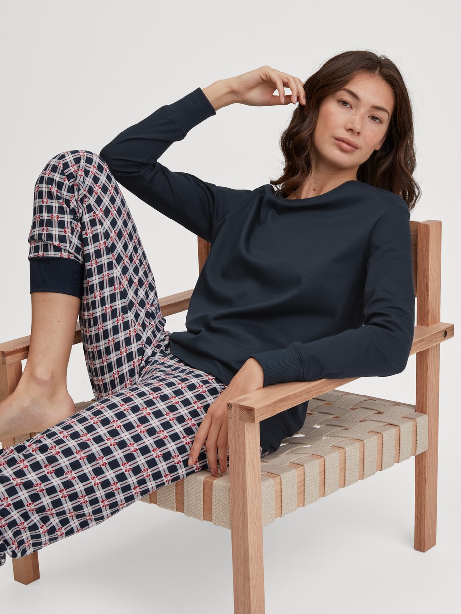 Damen-Model trägt Bündchen-Pyjama aus 100% Baumwolle in Blau, Kariert aus Serie Family & Friends von CALIDA, Zusatzbild