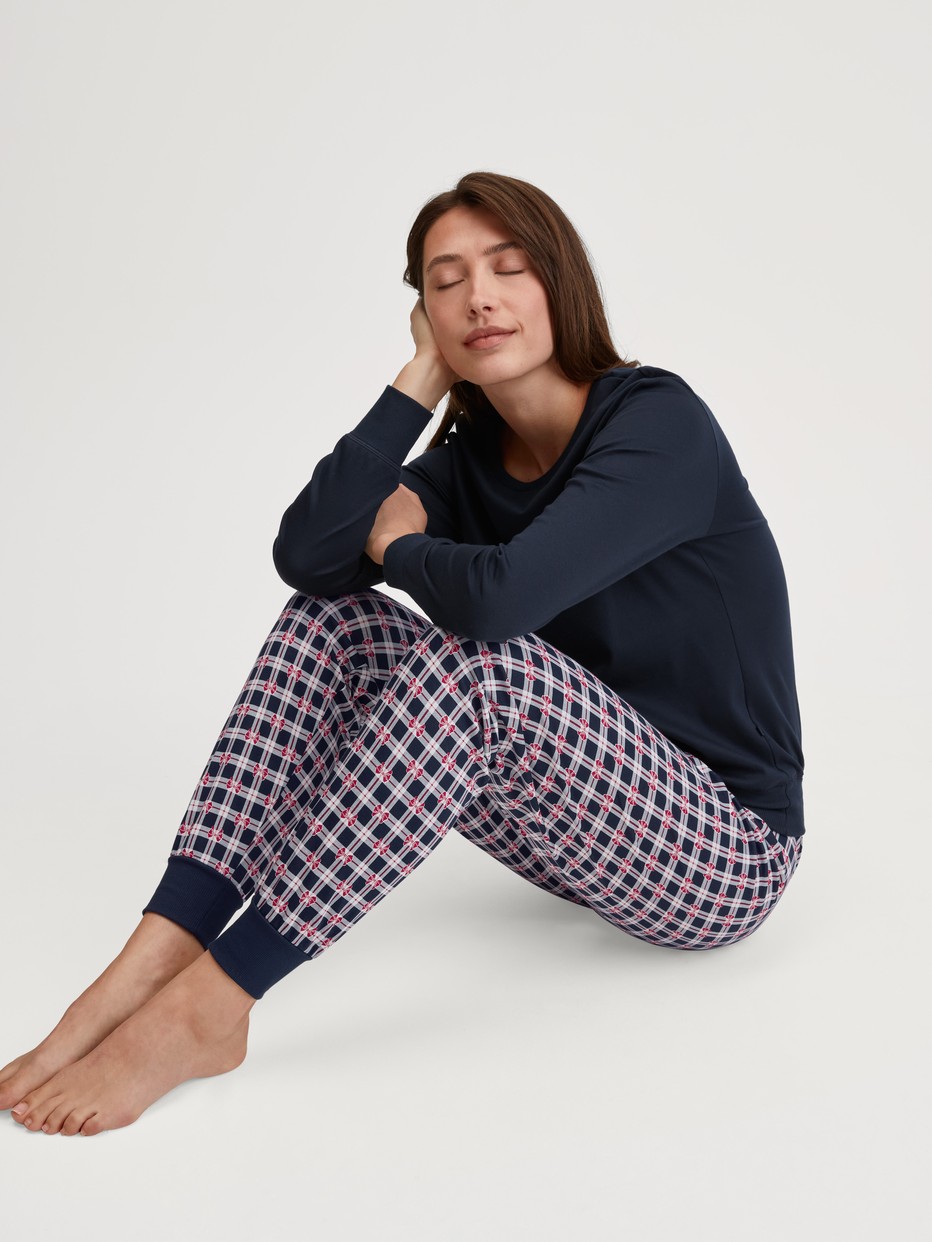 Le mannequin Femme porte le/la Pyjama avec bords élastiques en 100% coton de couleur Bleu, À carreaux, de la série Family & Friends de CALIDA, Vue de face