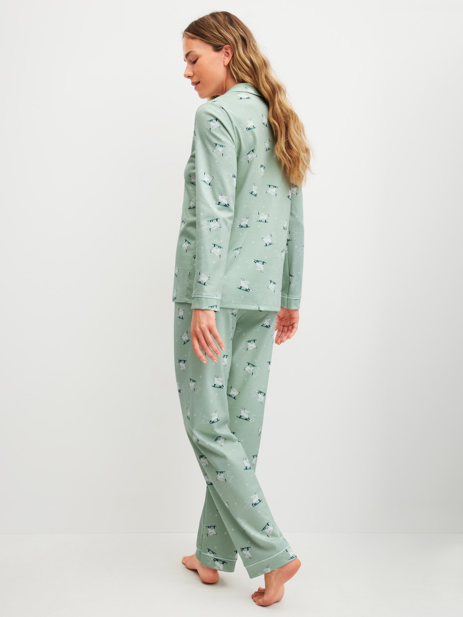 Damen-Model trägt Pyjama, lang aus 100% Baumwolle in Grün, Gemustert aus Serie Cat Dreams von CALIDA, Rückansicht
