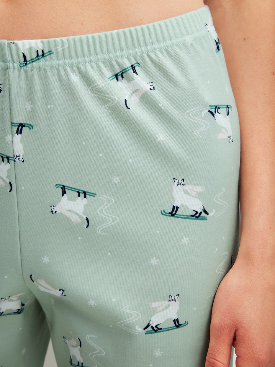 Damen-Model trägt Pyjama, lang aus 100% Baumwolle in Grün, Gemustert aus Serie Cat Dreams von CALIDA, Detail