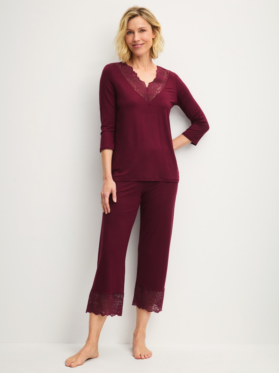 La modella / Il modello Donna indossa Pigiama 7/8 in Modal di colore Rosso, Pizzo, della serie Season Special di CALIDA, Vista frontale