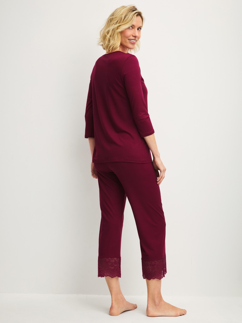 La modella / Il modello Donna indossa Pigiama 7/8 in Modal di colore Rosso, Pizzo, della serie Season Special di CALIDA, Vista posteriore