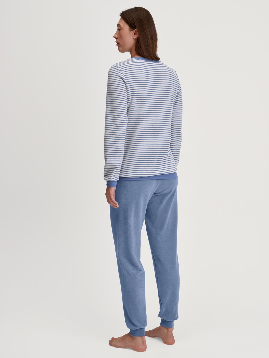 Damen-Model trägt Frottee Bündchen-Pyjama aus Baumwolle in Blau, Gestreift aus Serie Soft Dreams von CALIDA, Rückansicht