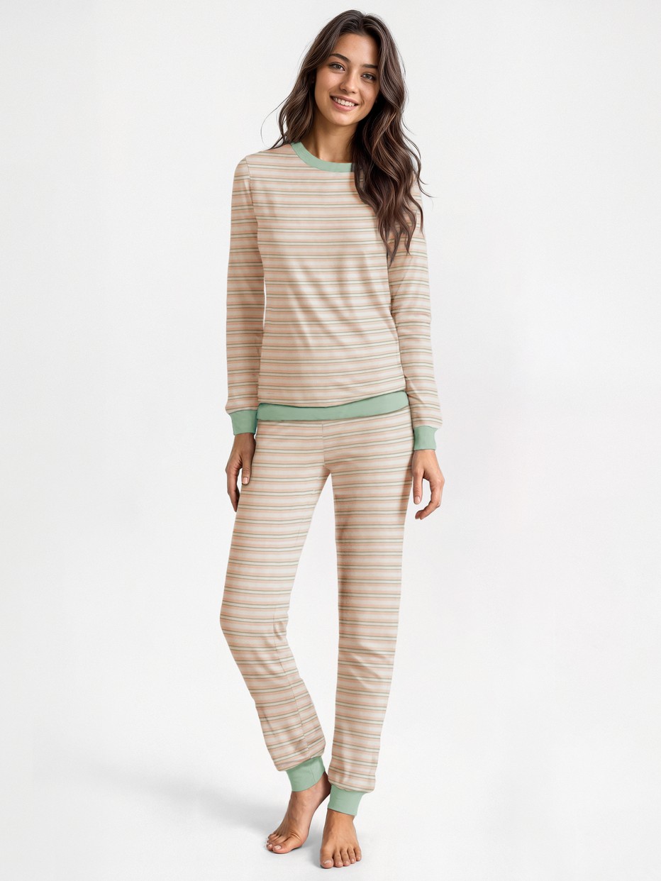 Damen-Model trägt Frottee Bündchen-Pyjama aus Baumwolle in Grün, Gestreift aus Serie Nightwear Xtra von CALIDA, Vorderansicht